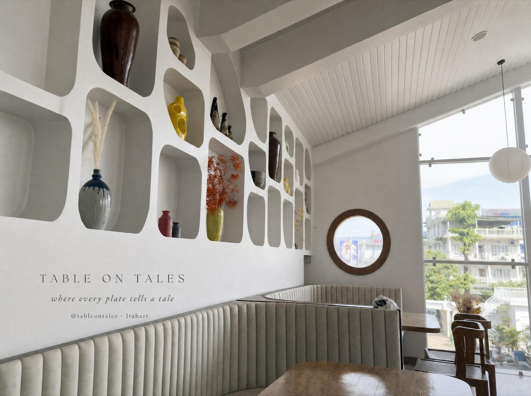 Dining room with the sculpted niche wall and curved banquette seating
