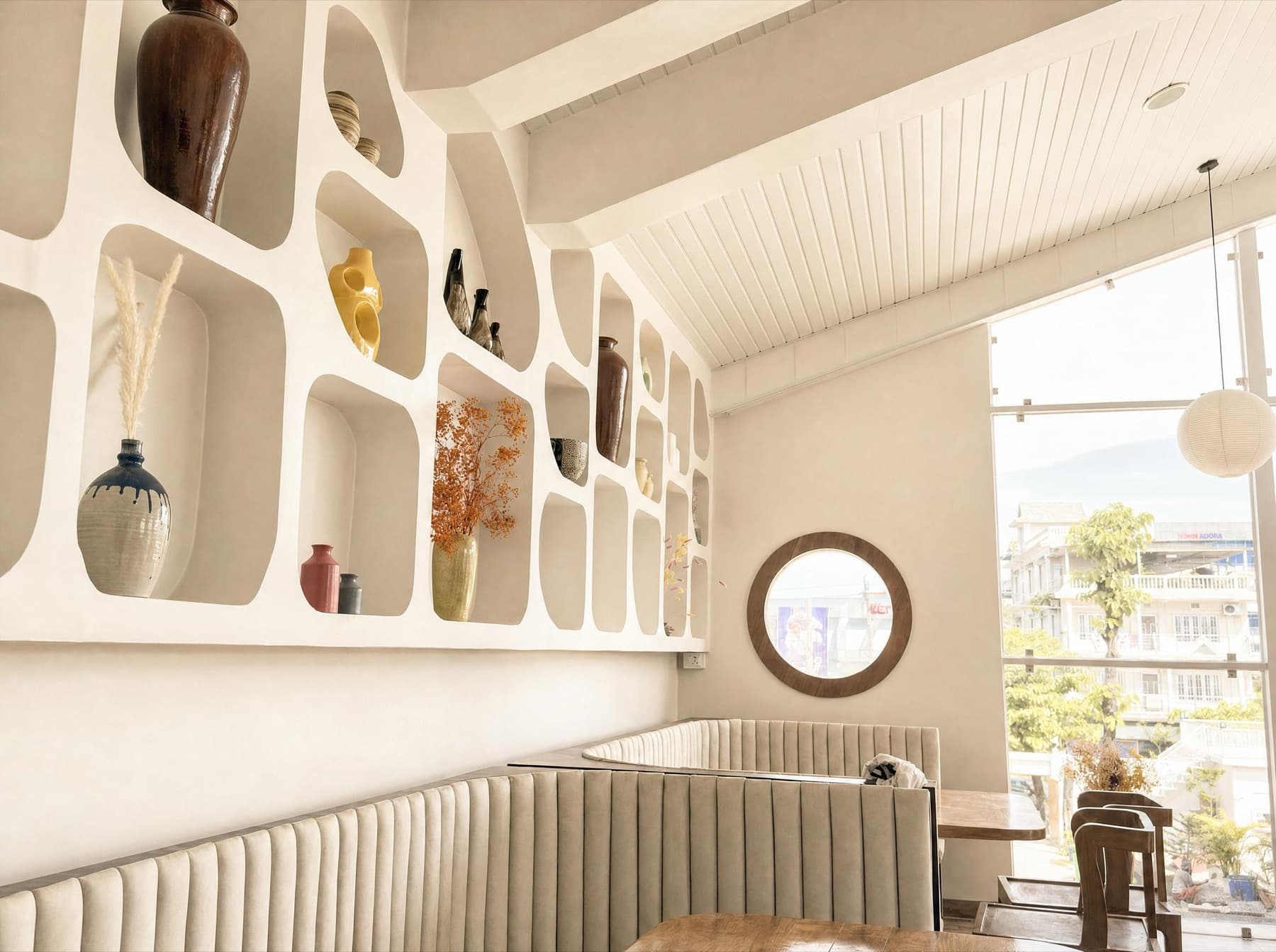 Sunlit dining room with the sculpted niche wall